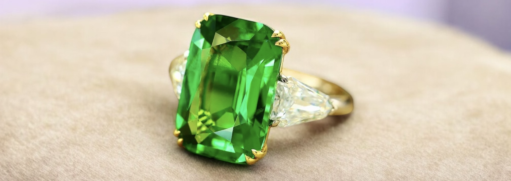 prsten s tsavoritem a diamanty